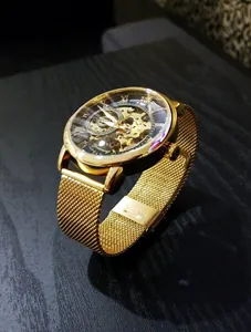Nahaufnahme der goldenen Forsining Skelett-Mechanikuhr für Herren mit Mesh-Armband