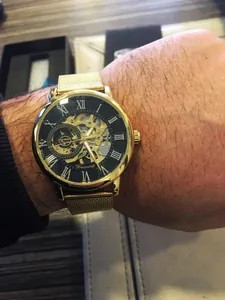 Detailansicht der goldenen Forsining Skelett-Mechanikuhr mit Netzarmband am Handgelenk