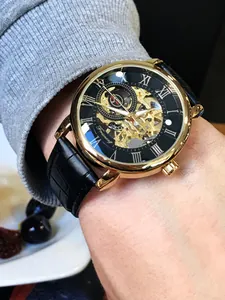 Gros plan d'une montre mécanique vintage pour homme avec bracelet en cuir noir au poignet
