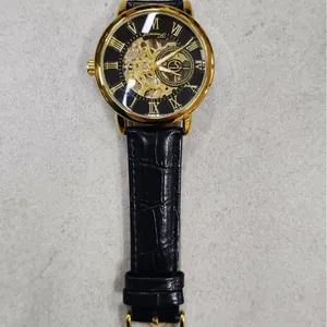 Montre mécanique squelette vintage pour homme avec boîtier doré et bracelet en cuir noir