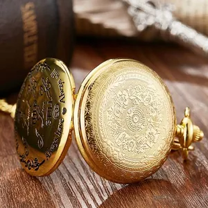 Detaillierte Makroansicht einer goldenen Vintage-Taschenuhr mit Gravur und Botschaften