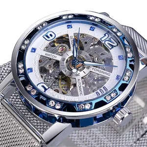 Makro-Detail einer silbernen Skelett-Mechanikuhr mit blauer Lünette und Netzband für Herren