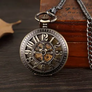 Detailansicht einer antiken automatischen mechanischen Taschenuhr aus Bronze mit Kette