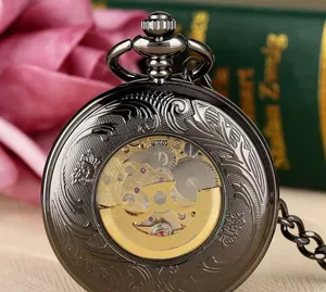 Detailansicht einer mechanischen Taschenuhr mit feinen Blumengravuren