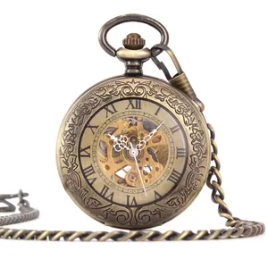 Detaillierte Nahaufnahme einer mechanischen Taschenuhr aus Bronze mit Skelett-Zifferblatt