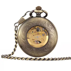 Detailansicht der bronzenen mechanischen Taschenuhr mit sichtbarem Uhrwerk auf der Rückseite.