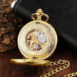 Vintage goldene mechanische Taschenuhr mit Skelett-Design und kunstvoller Gravur.