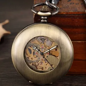 Antike mechanische Skelett-Taschenuhr aus Bronze mit gebürstetem Finish auf Holz
