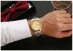 Gros plan d'une montre à quartz pour homme en or et diamants avec bracelet acier.