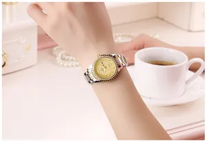 Vue détaillée de la montre WWOOR bicolore pour femme avec lunette en diamant au poignet