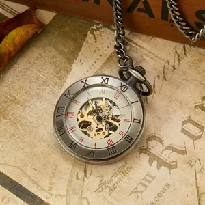 Primer plano detallado de un reloj de bolsillo mecánico de esqueleto vintage con números