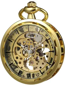 Detaillierte Ansicht der goldenen Zahnräder einer Skelett-Taschenuhr im Vintage-Design