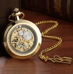 Detail einer goldenen Skelett-Taschenuhr mit Kette auf Vintage-Holzhintergrund