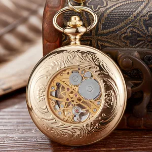Primer plano de un reloj de bolsillo mecánico dorado con grabados florales