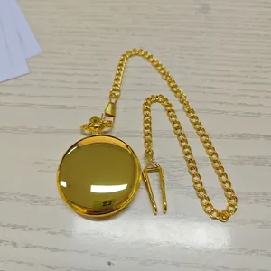 Primer plano de un reloj de bolsillo retro dorado pulido con tapa y cadena larga.