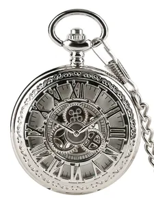 Vue détaillée d'une montre à gousset argentée ajourée avec engrenages et chiffres romains