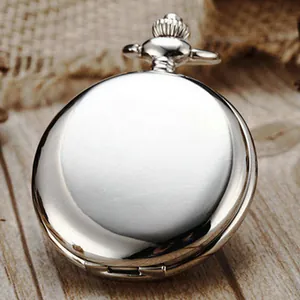 Detalle de primer plano de un reloj de bolsillo plateado pulido con tapa de metal lisa