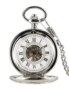 Vue détaillée de la montre à gousset mécanique argentée à chiffres romains