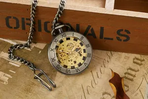 Primer plano de reloj de bolsillo mecánico esqueleto vintage con números romanos en madera