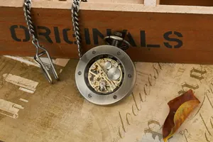 Vista detallada del intrincado movimiento de un reloj de bolsillo vintage