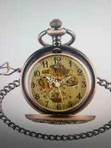 Gros plan d'une montre de poche mécanique squelette montrant ses rouages internes