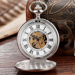 Vista detallada de un reloj de bolsillo mecánico vintage de plata con esfera de esqueleto abierta