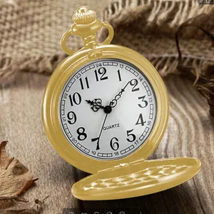 Reloj de bolsillo vintage de cuarzo dorado con tapa abatible y números árabes clásicos