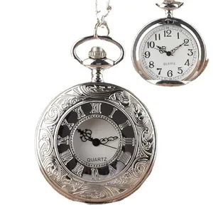 Reloj de bolsillo vintage plateado pulido con tapa y grabados ornamentales clásicos
