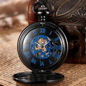 Detalle de un reloj de bolsillo mecánico vintage negro con esfera esqueleto y números azules