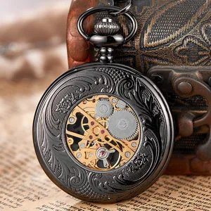 Primer plano de un reloj de bolsillo mecánico negro vintage con movimiento de esqueleto