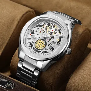 Detail van luxe heren skeleton horloge met roestvrijstalen band en kalenderfunctie