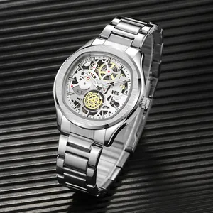 Mode heren horloge met skelet wijzerplaat en zilveren roestvrijstalen band in detail
