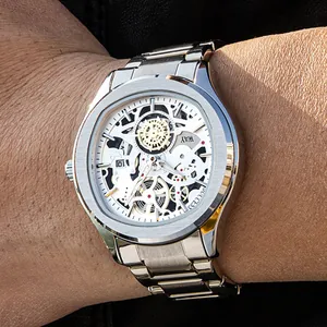 Gedetailleerd zicht op een stijlvol zilveren herenhorloge met roestvrijstalen horlogeband