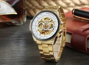 Nahaufnahme der Winner Skelett Automatik Herrenuhr mit goldenem Finish und Armband