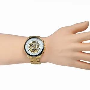 Elegante goldfarbene Winner Skelett Automatik Herrenuhr am Handgelenk getragen.