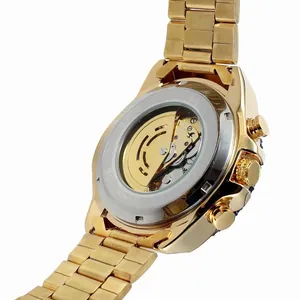 Detailansicht einer goldenen mechanischen Uhr mit einem transparenten Skelett-Gehäuseboden