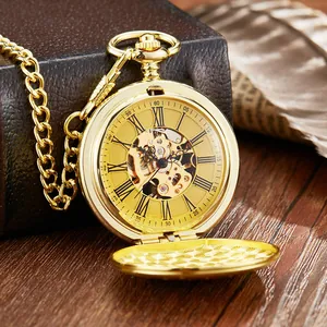 Vista detallada de un reloj de bolsillo mecánico dorado con esfera de diseño esqueleto