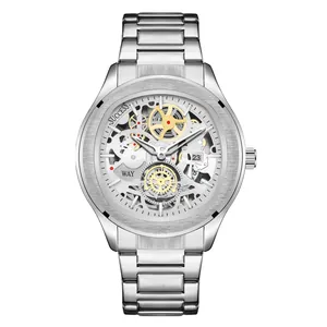 Detailopname van heren skeleton quartz horloge met roestvrijstalen band en datum