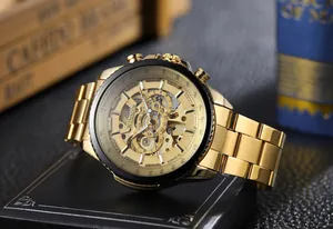 Detailansicht der goldenen Winner Herren-Skelettuhr mit automatischem Mechanikwerk
