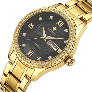 Montre à quartz de luxe en acier doré avec lunette sertie et cadran noir texturé.