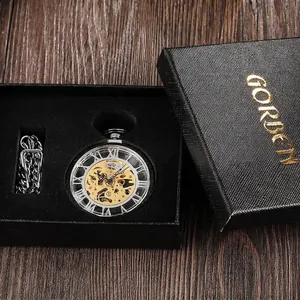 Reloj de bolsillo mecánico vintage con números romanos y engranajes dorados visibles.