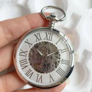 Dettaglio di un orologio da tasca meccanico scheletrato argento con numeri romani