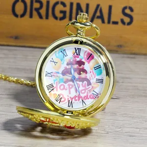 Gedetailleerde opname van een gouden zakhorloge met een Happy Birthday wijzerplaat