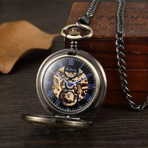 Montre à gousset mécanique rétro avec squelette apparent, engrenages et chiffres romains.
