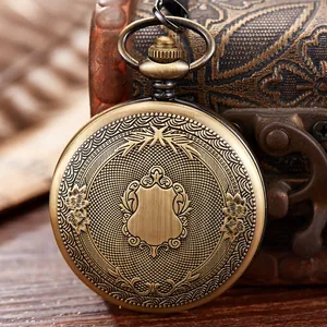 Vista detallada de cerca de un reloj de bolsillo mecánico de bronce con grabados