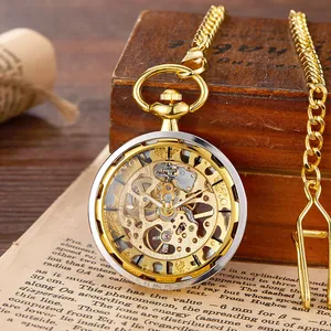 Detailansicht einer goldenen Skelett-Taschenuhr mit mechanischem Handaufzug.