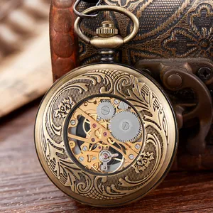 Detalle de reloj de bolsillo mecánico de bronce vintage con tallas florales