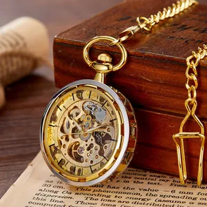 Detailansicht der internen Zahnräder einer retro-goldenen hohlen mechanischen Taschenuhr.