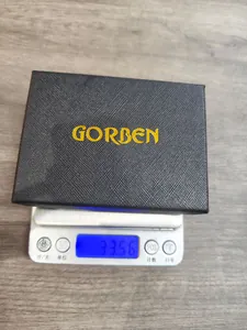 Detalle de la caja de regalo negra GORBEN para reloj de bolsillo mecánico en báscula