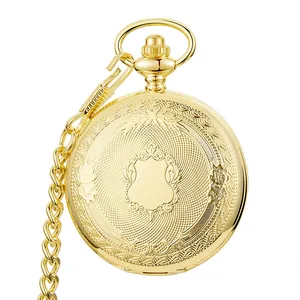 Elegante reloj de bolsillo mecánico dorado con grabados clásicos y cadena